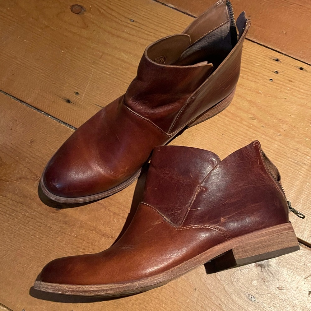 Kork-Ease ankle booties size 8.5 are slightly worn and super comfy